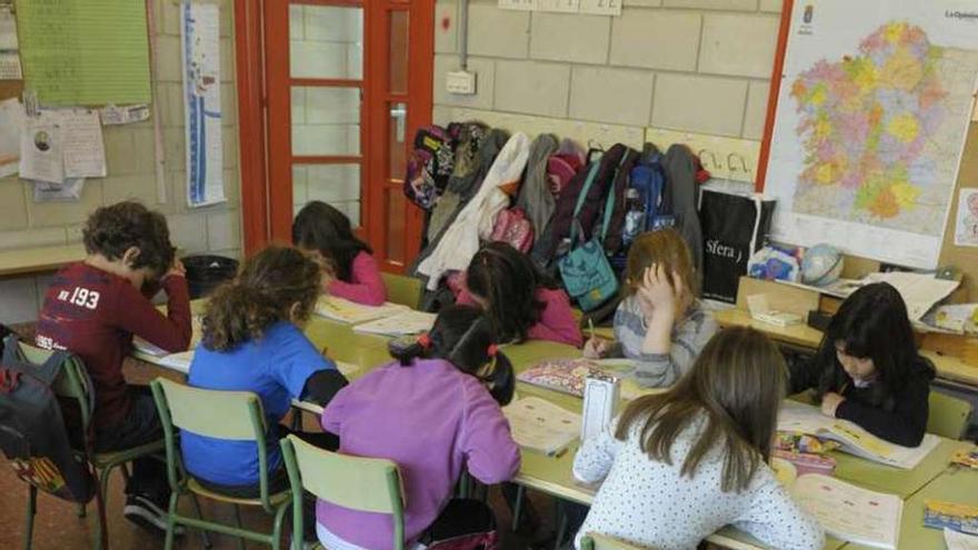 Educación abre la puerta a una asignatura para enseñar braille o lenguaje de signos