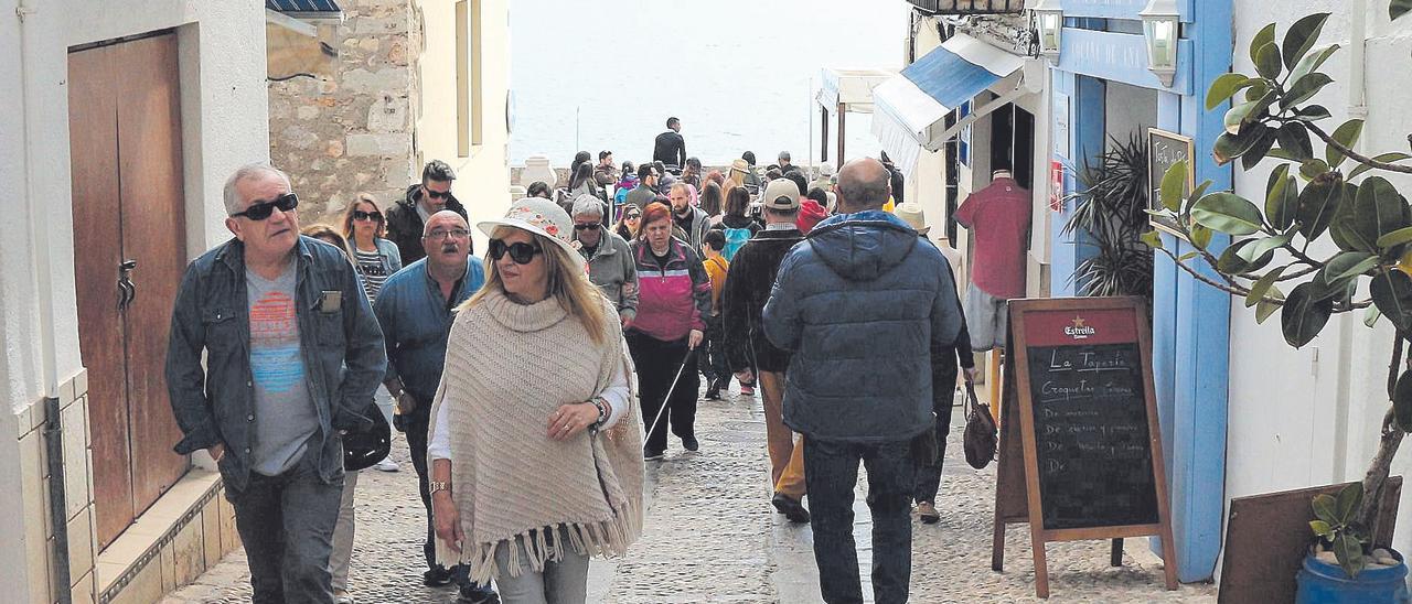 Un grupo de personas jubiladas recorre las calles del casco histórico de Peñíscola.