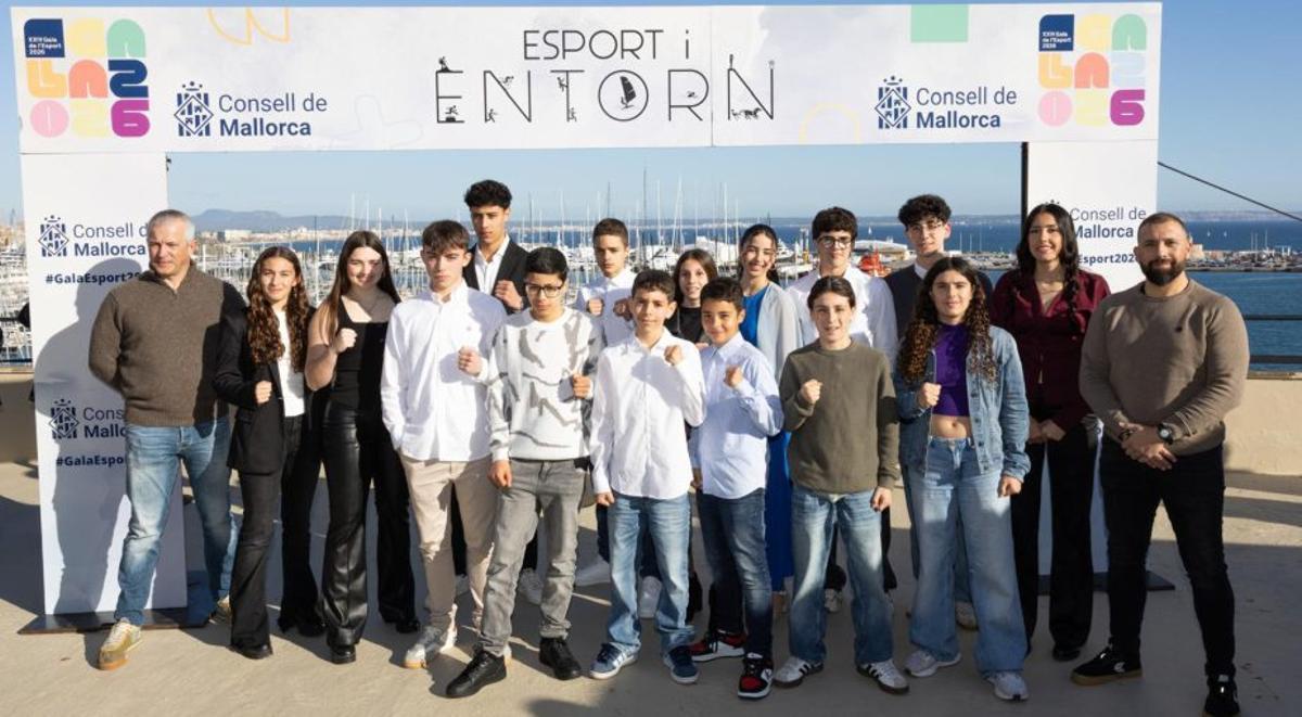 Algunos jóvenes deportistas premiados posan antes del acto.