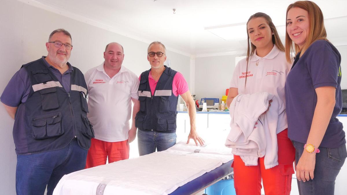 El doctor Enrique Diago (primero izquierdo), junto al equipo médico que cubrió una de las guardias taurinas de Sant Vicent en la Vall.