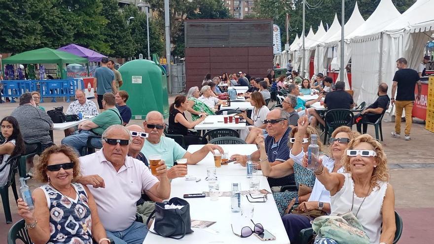La cerveza de Avilés se queda sin su brindis al sol: crónica del eclipse en el festival de Las Meanas
