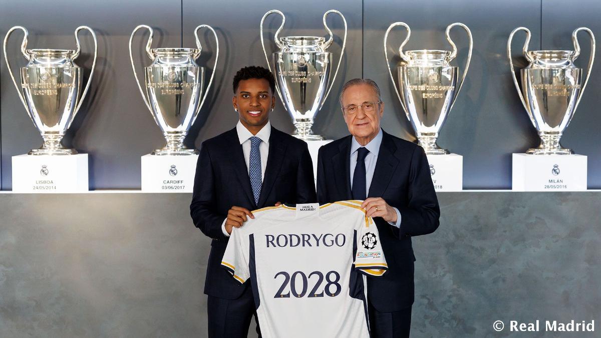 Rodrygo Goes junto a Florentino Pérez en su renovación por el Real Madrid
