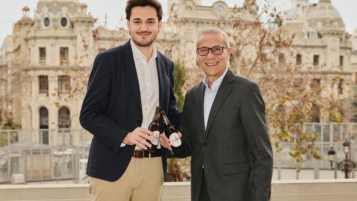 Ricard Gimeno, responsable de Marketing de Cerveza Turia, y Santiago Ballester, presidente de la Junta Central Fallera.