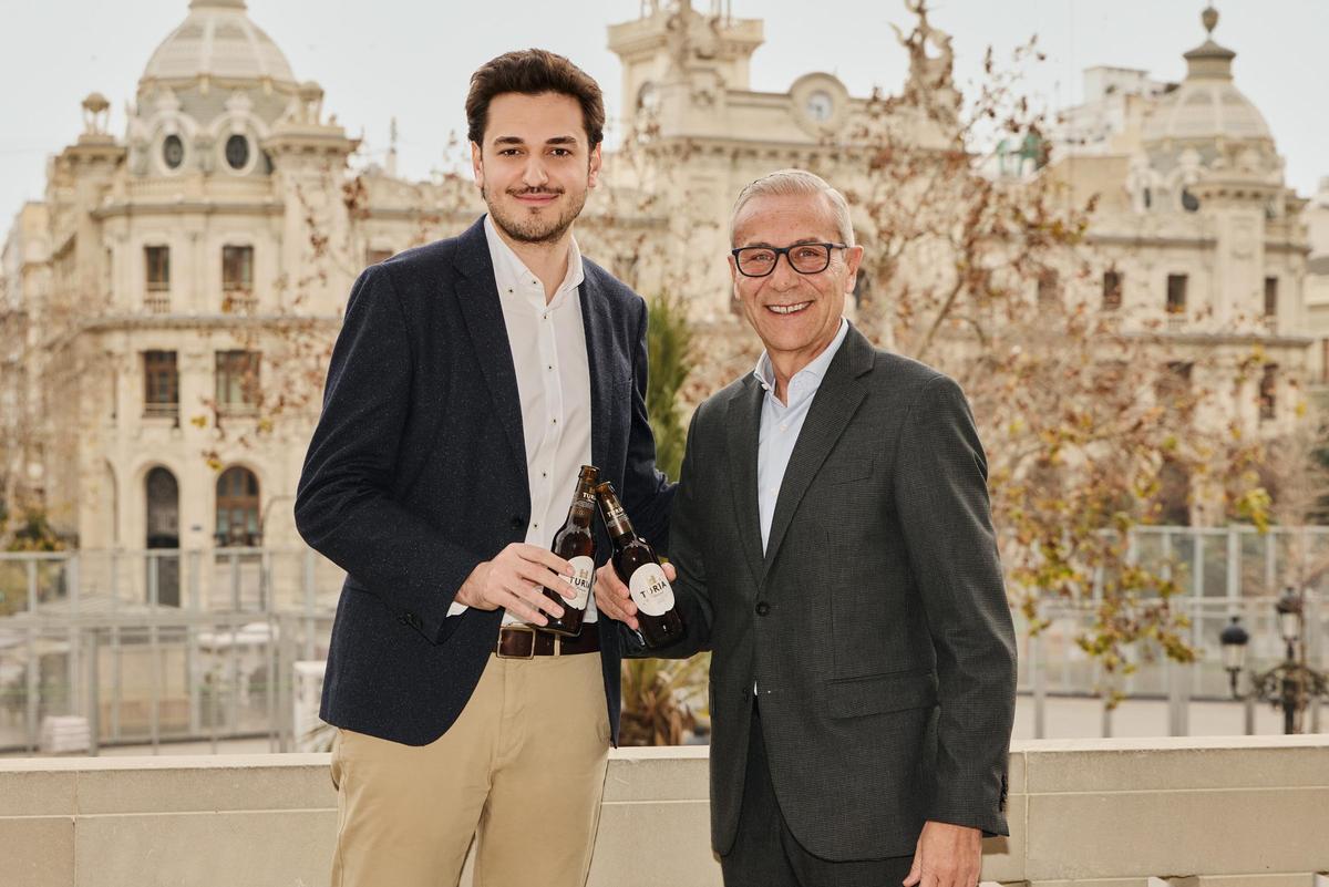 Ricard Gimeno, responsable de Marketing de Cerveza Turia, y Santiago Ballester, presidente de la Junta Central Fallera.