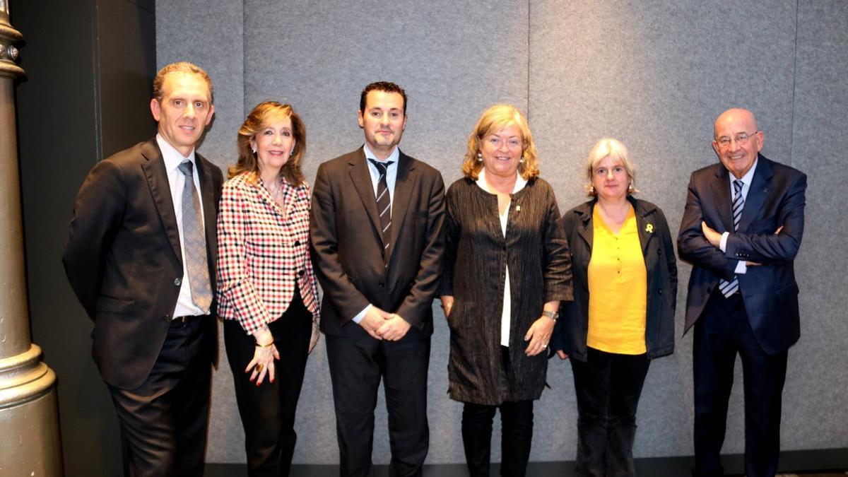 De izquierda a derecha, José Miguel García, Elena Parera, Oscar Lanuza, Ángels Ponsa, Montserrat Chacón y Antoni Quintana, en la presentación de la temporada de Ópera Catalunya.