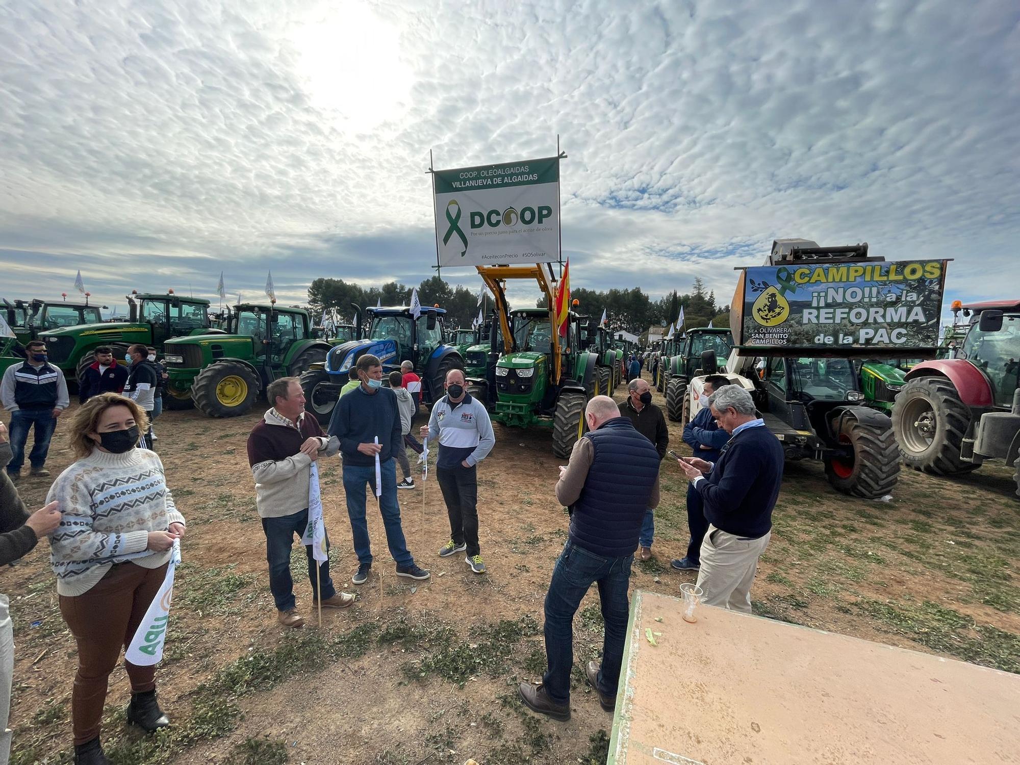 Agricultores se manifiestan con sus tractores en Antequera contra los bajos precios