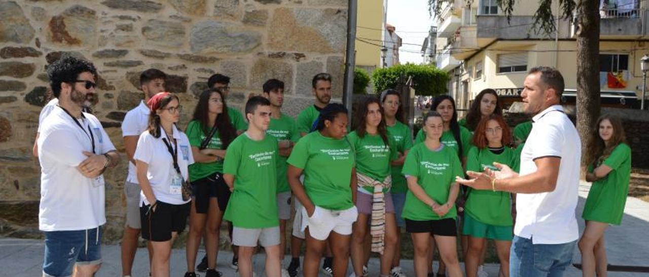 Los voluntarios que estarán en Sanxenxo hasta el día 16, durante la recepción en Portonovo. |   // FDV