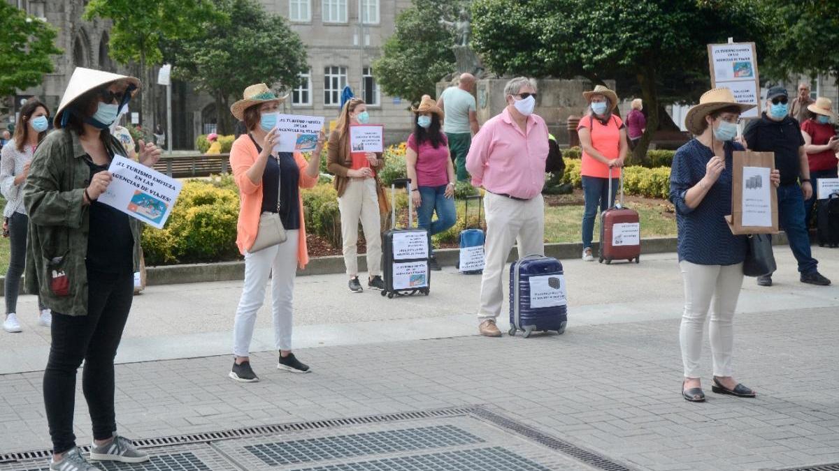 Profesionales del sector concentrados ante la Subdelegación del Gobierno en Pontevedra.