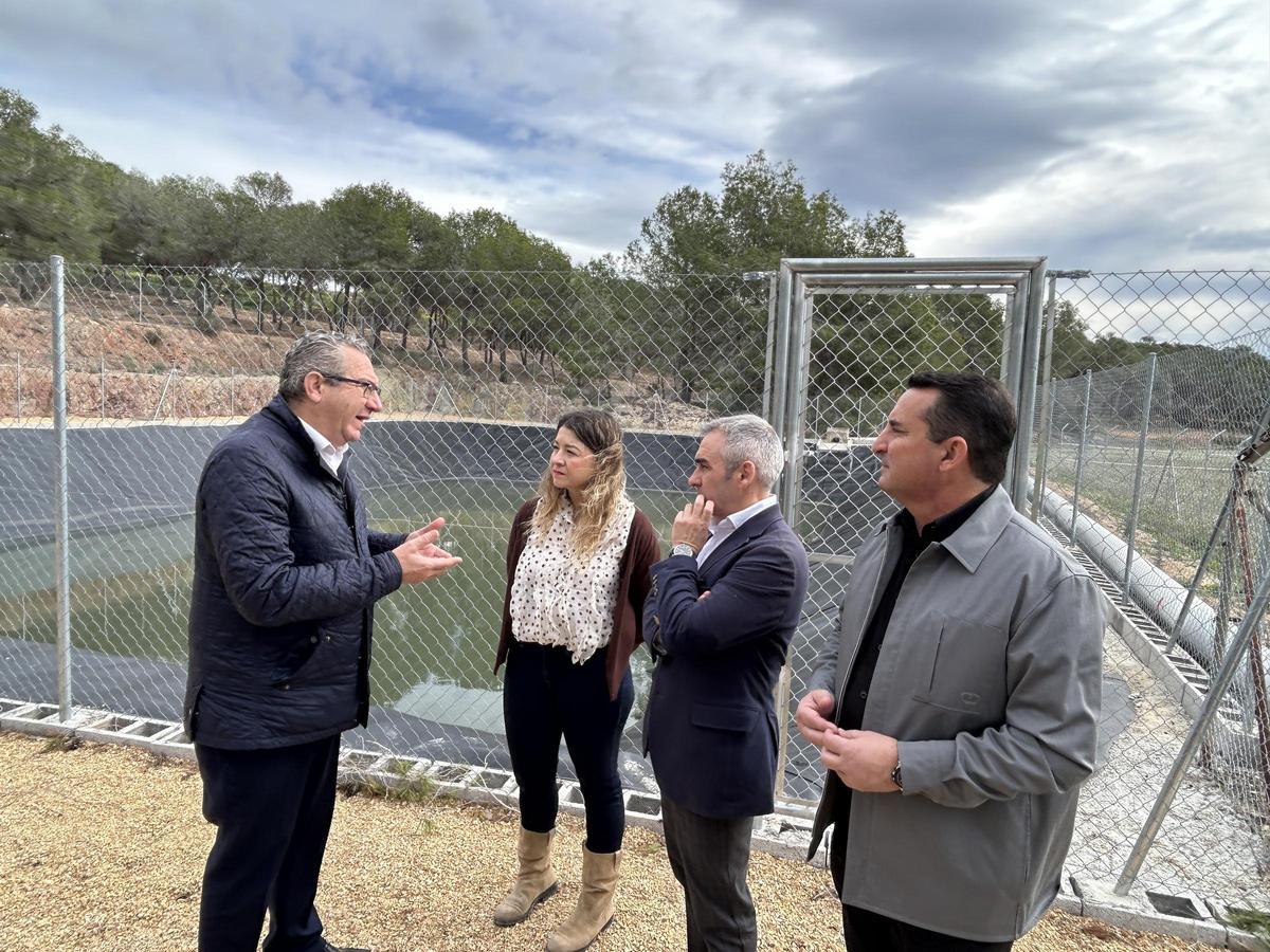 La visita del conseller a la balsa de Canutes.