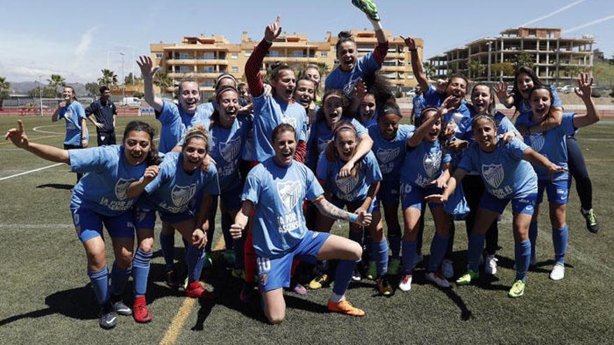 Las jugadoras del Málaga CF Femenino, celebrando el triunfo sobre el césped de Cártama.