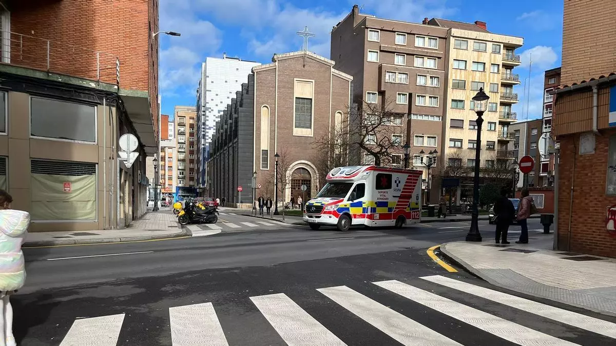 Grave accidente de tráfico en Gijón: un motorista herido y atendido en una UVI Móvil
