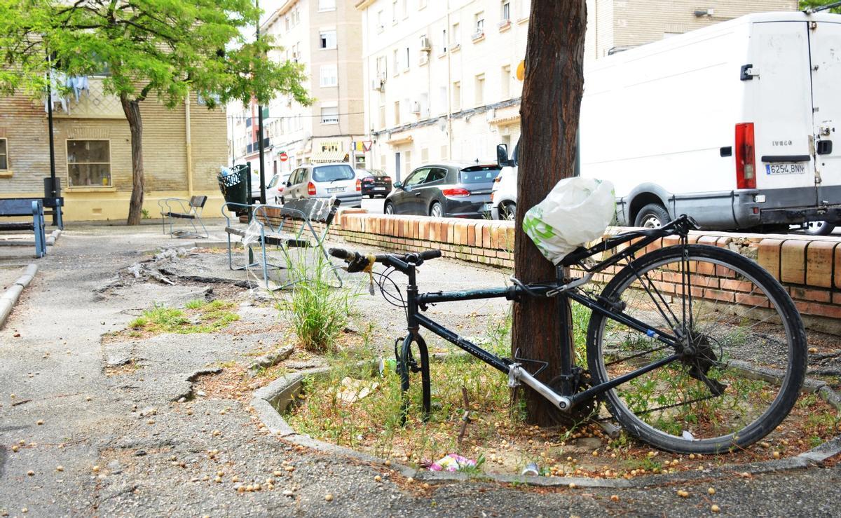 Así de deteriorada está la plaza Lolita Parra, en el barrio Oliver