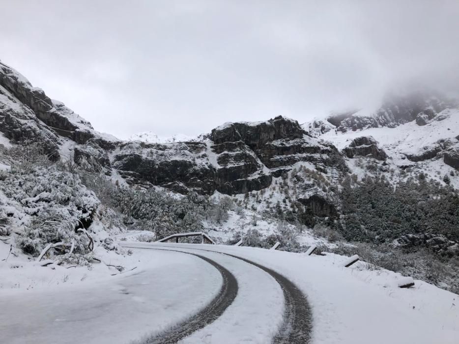 La nieve cubre las cumbres asturianas