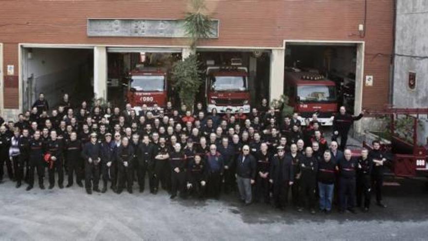 Bomberos de Alicante en activo y jubilados se hicieron ayer una fotografía conmemorativa delante del parque de la calle Italia