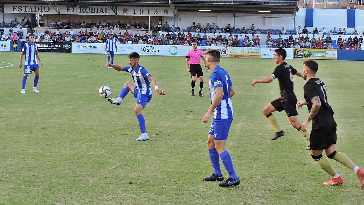 Pedro Torres controla el balón en un momento del encuentro. | JAIME ZARAGOZA