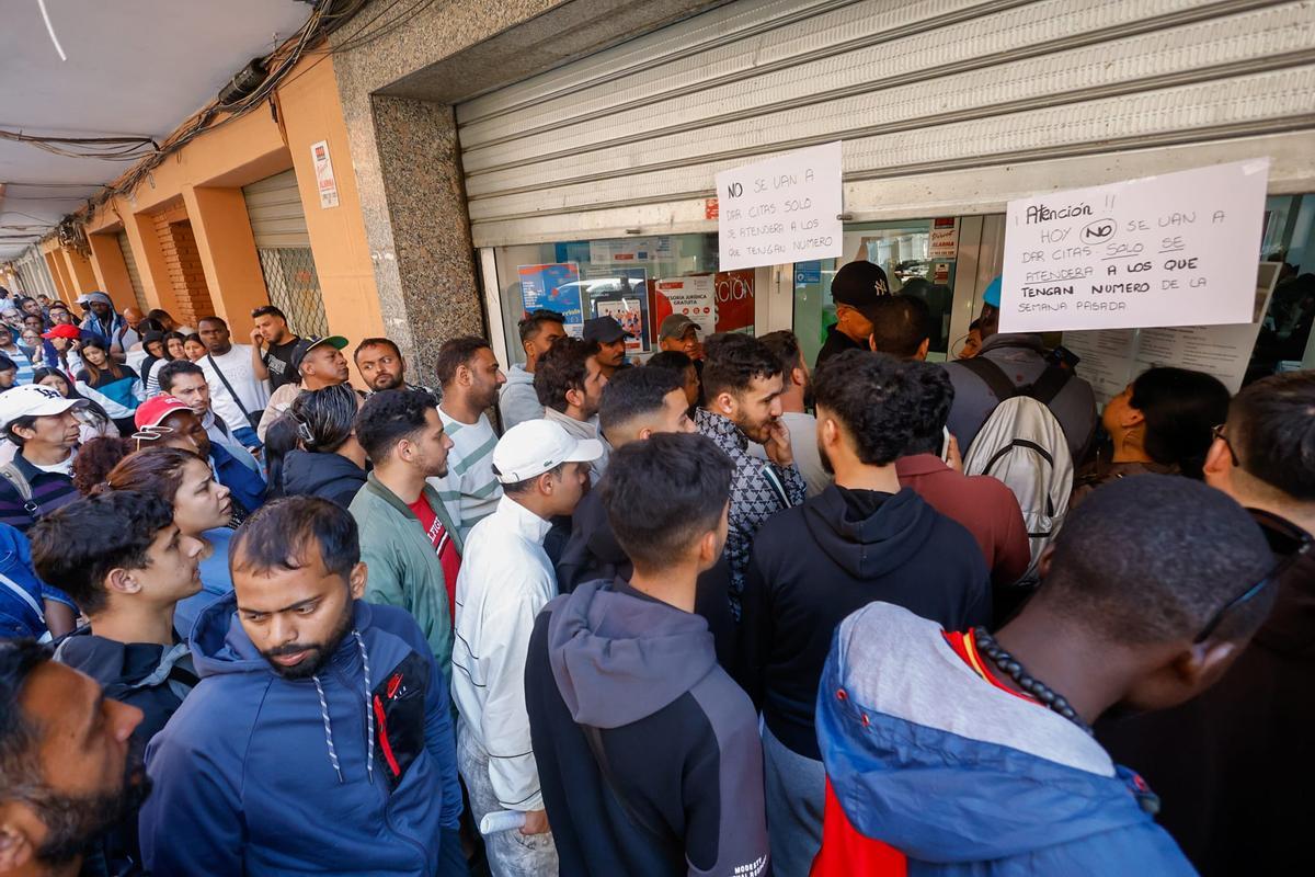 Las ONGs comienzan en València a atender a migrantes para su regularización