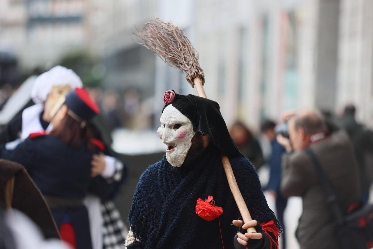 El pasacalles de los Mazcaritos por las calles de Oviedo