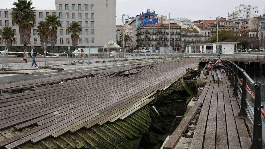 Estado del muelle pilotado de As Avenidas derrumbado hace más de medio año. // Jose Lores