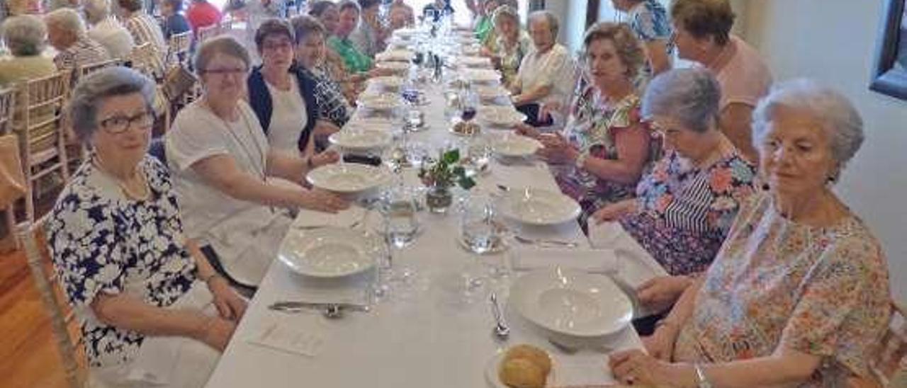 Mujeres en una de las mesas antes de empezar a comer.