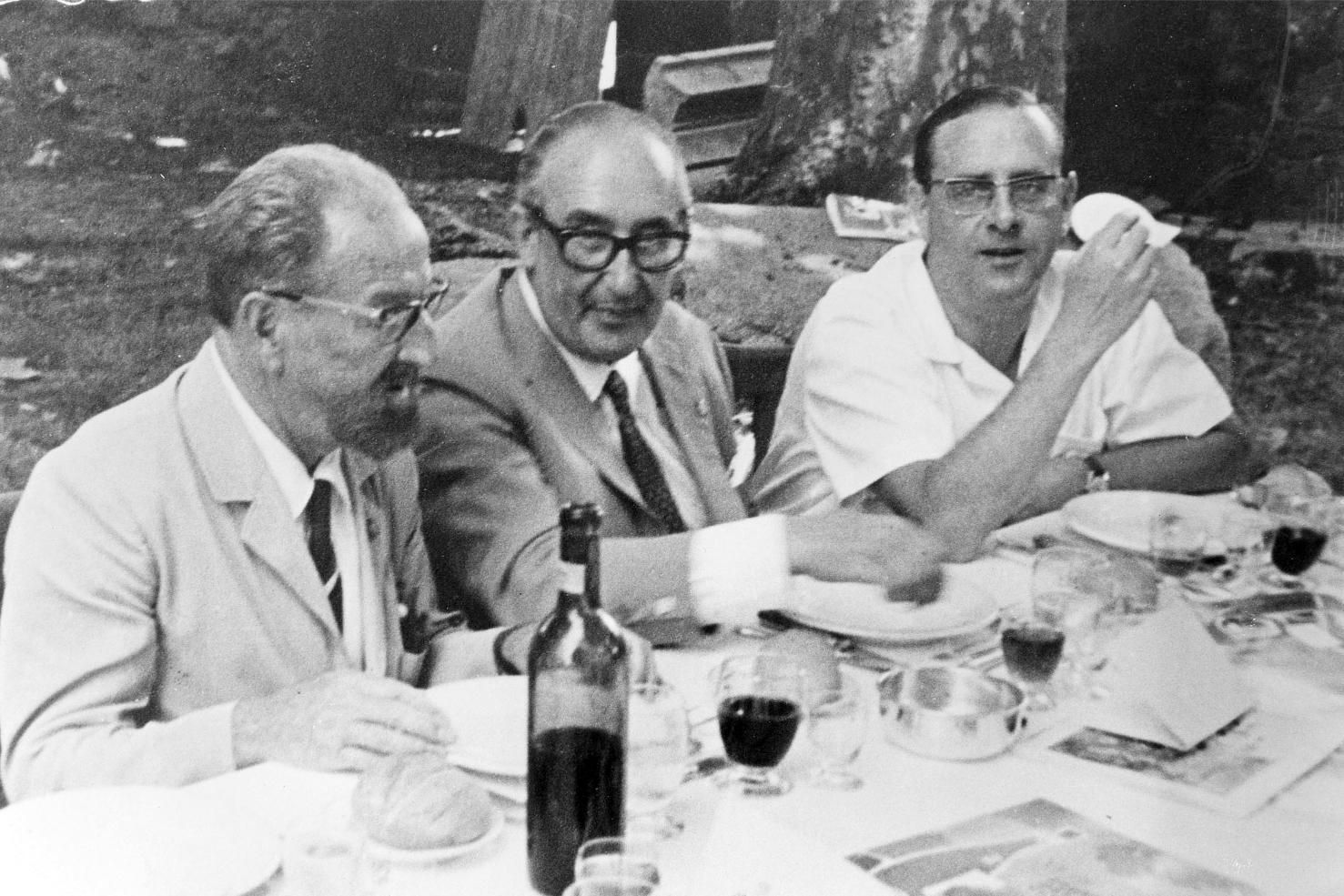 Álvaro Cunqueiro con Castroviejo y Fraga Iribarne, cónsul de España en Hamburgo