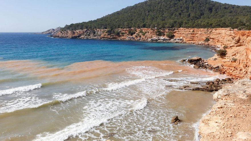 Aguas cristalinas, palmeras y cantos rodados: así es la cala perfecta para desconectar de todo en Alicante