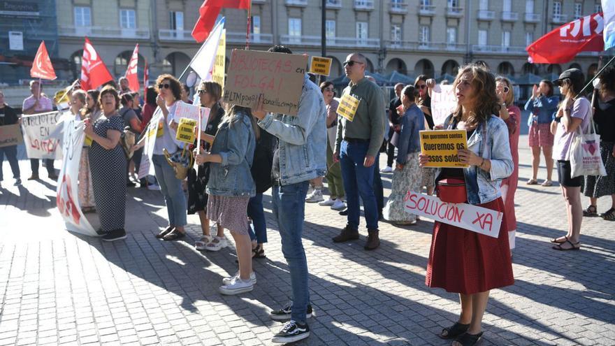 Manifestación de los trabajadores de bibliotecas en María Pita el año pasado. |   // CARLOS PARDELLAS