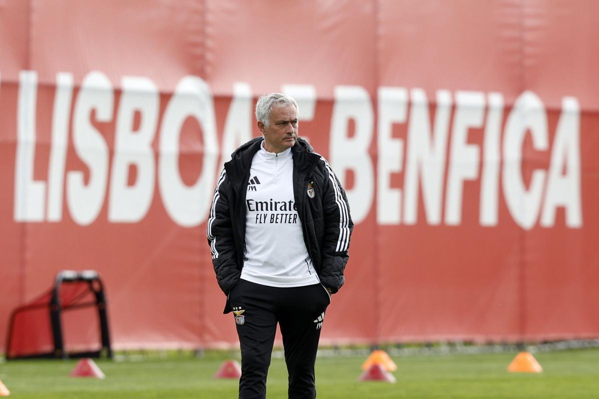 Jose Mourinho, entrenador del Benfica, durante el entrenamiento previo a enfrentarse de nuevo al Real Madrid.