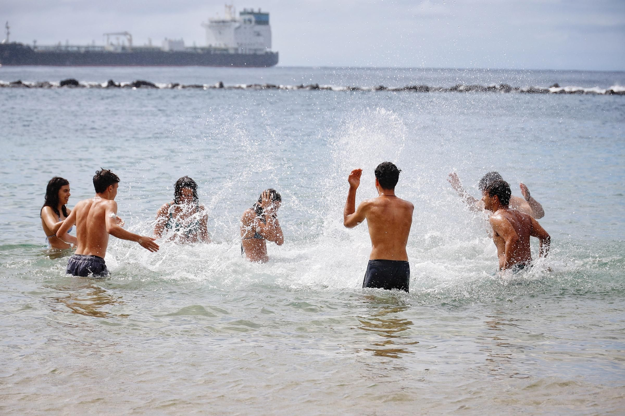 Adolescentes con diabetes disfrutan del verano en la Playa de Las Teresitas