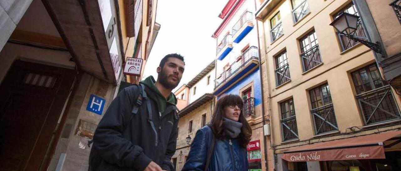 el ecosistema de una calle. Desde la izquierda, el hostal Arcos, el palacio de Vistalegre, Ana María Espina, en el estanco que regenta, y la farmacia De la Vega, en la esquina entre Magdalena y Marqués de Gastañaga.