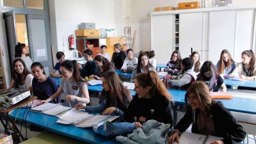 Los alumnos de primero del BIE de Ciencias del Claudio Moyano, durante una clase en el laboratorio.