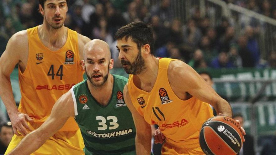 Navarro controla el balón ante Nick Calathes.