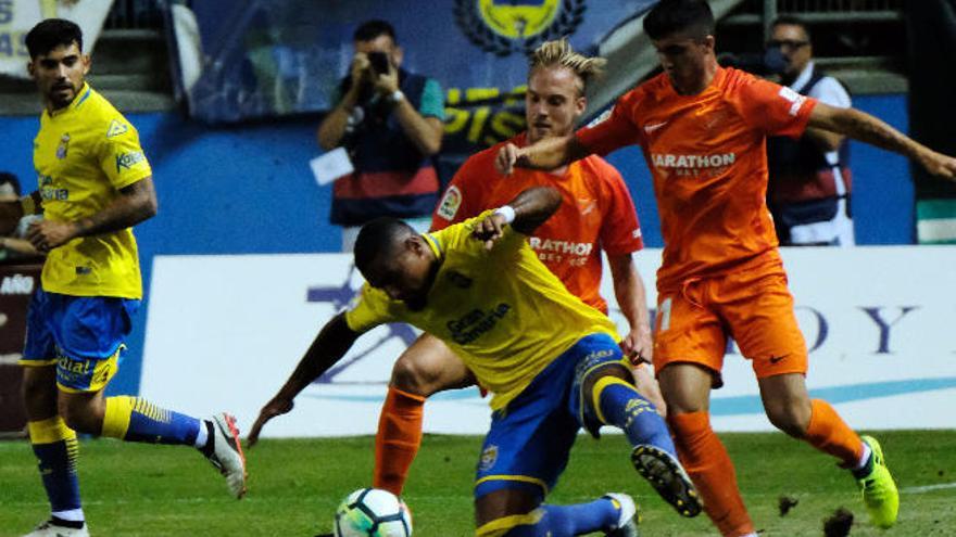 Kevin Prince Boateng cae protegiendo el balón ante el acoso de dos futbolistas del Málaga en la final del Carranza.