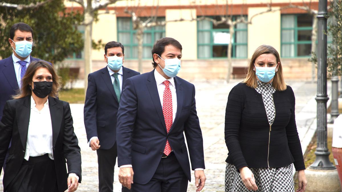 Mañueco minutos antes de ofrecer la rueda de prensa en la que anunciaba la convocatoria de elecciones anticipadas en Castilla y León.