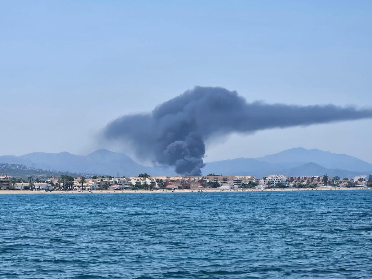 Las imágenes del incendio en el desguace de El Verger