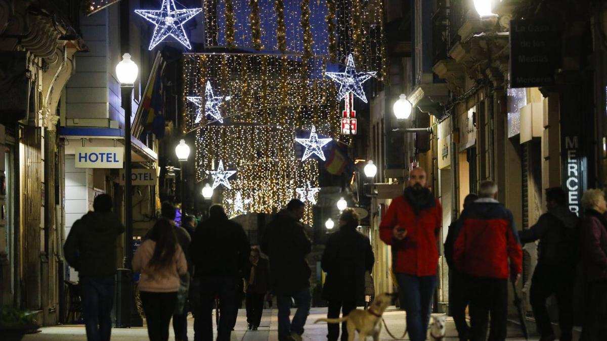 Iluminación navideña en una calle asturiana.