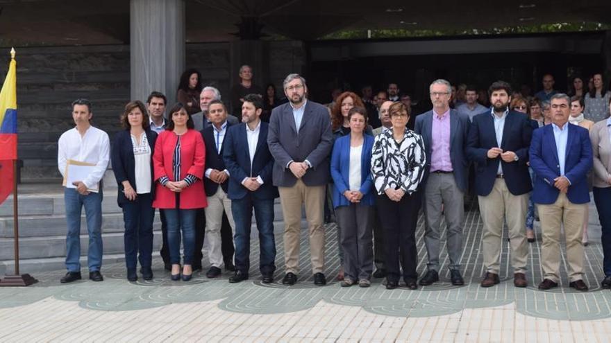 Concentración en solidaridad con el pueblo ecuatoriano celebrada en la Asamblea Regional.