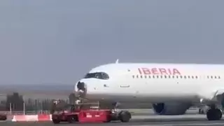 Un avión que hacía el trayecto Madrid-París tiene que regresar de urgencia a Barajas tras chocar con un ave