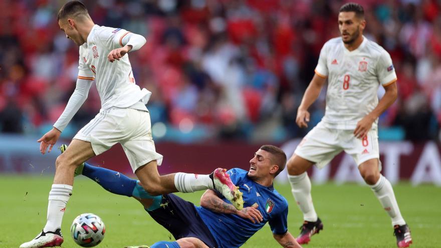 Verratti intenta arrebatar el balón a Pedri.