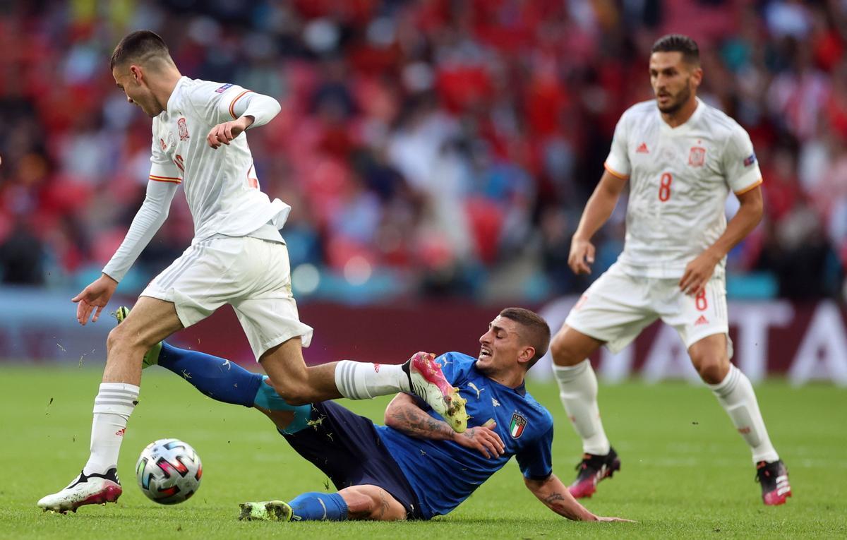 Verratti intenta arrebatar el balón a Pedri.