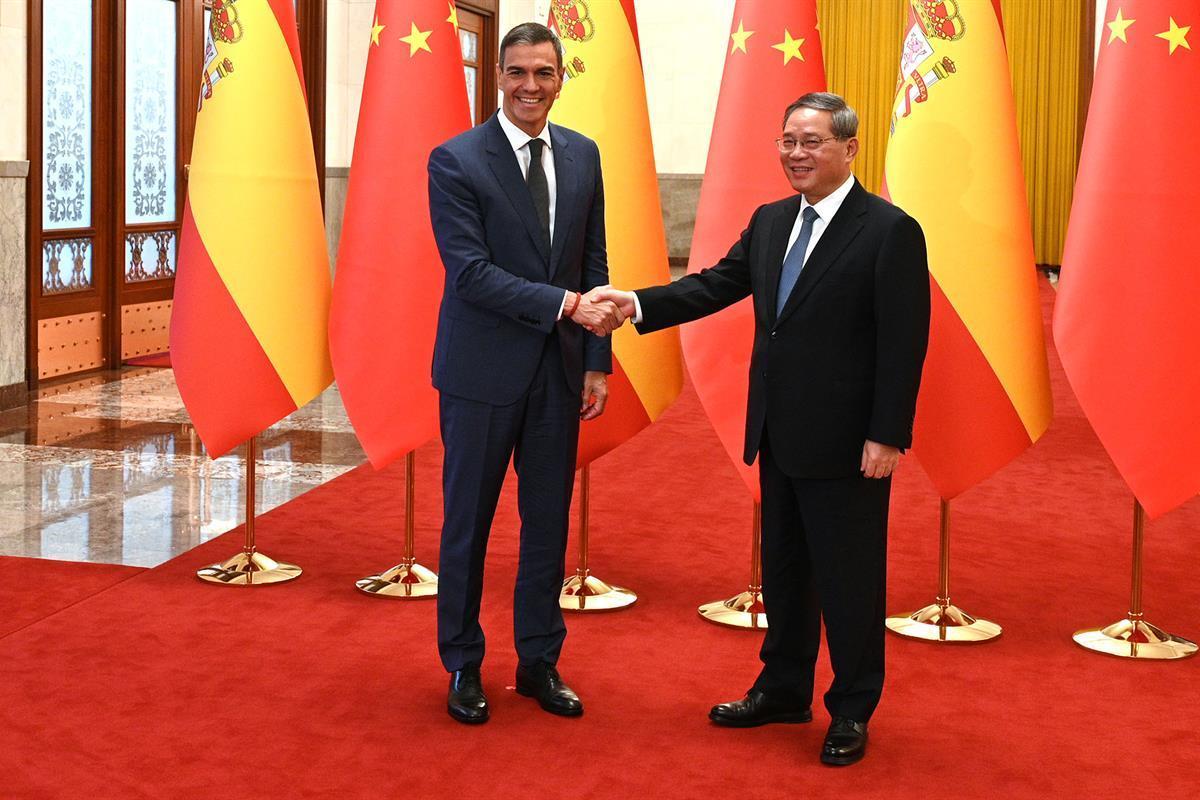 El presidente del Gobierno, Pedro Sánchez, con el primer ministro de la República Popular China, Li Qiang, en septiembre de 2024, en un viaje para atraer a fabricantes de automóviles chinos a España.
