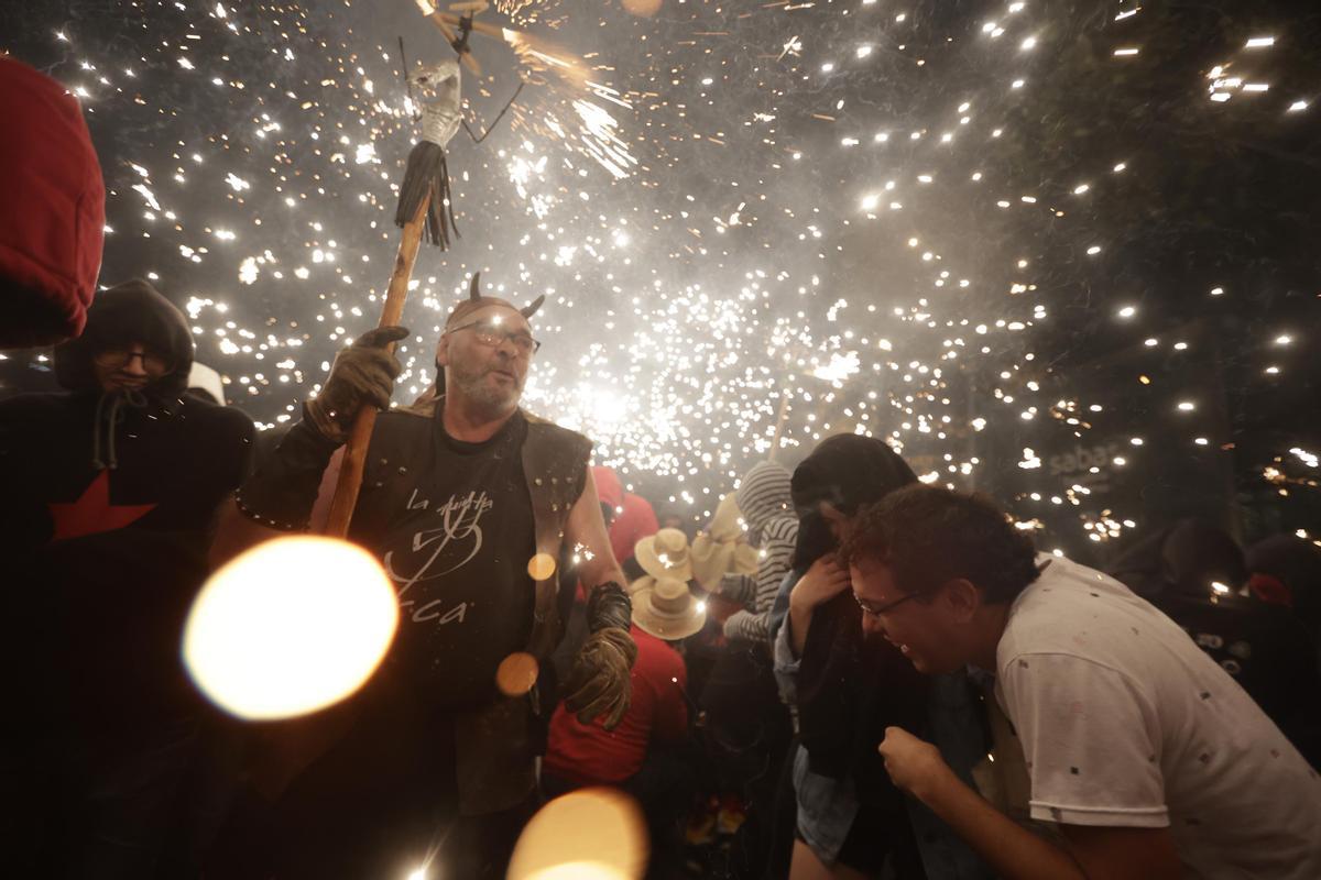 Los diables incendian el Passeig de Gràcia durante el correfoc de la Mercè.