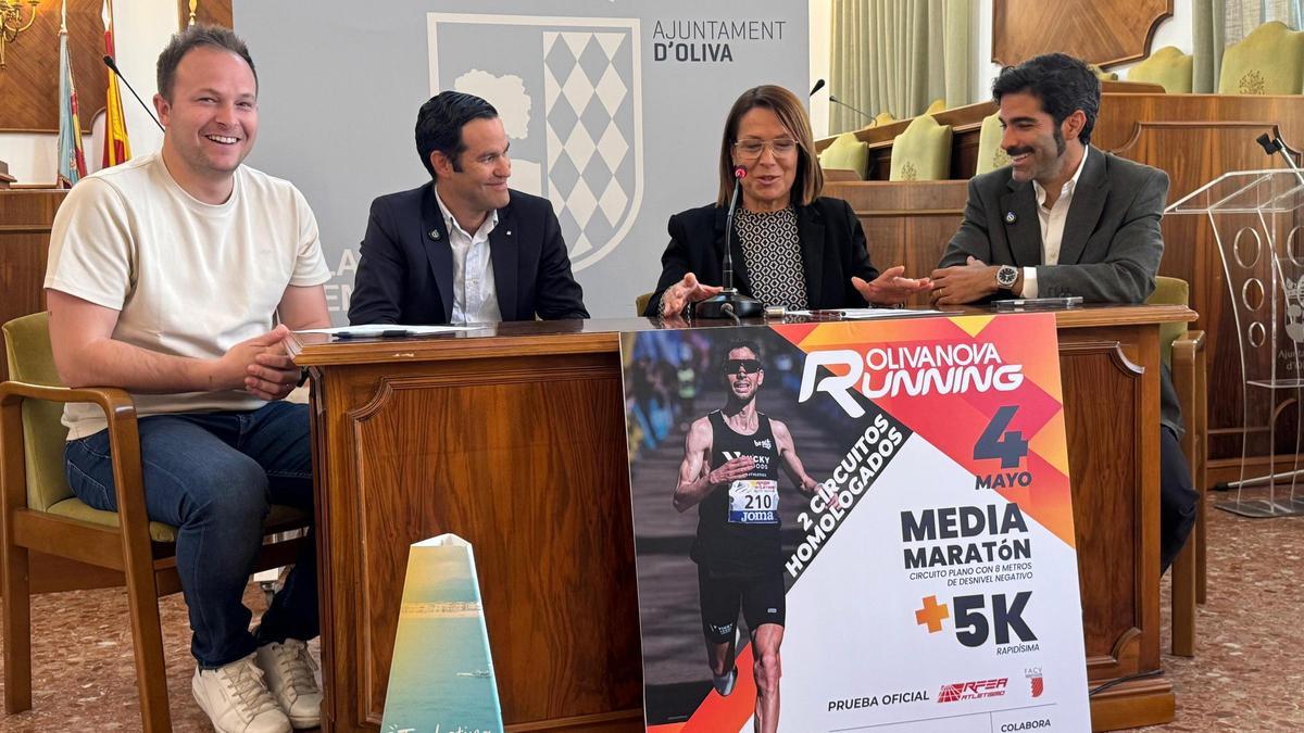 La presentación de la jornada atlética, en el Ayuntamiento de Oliva