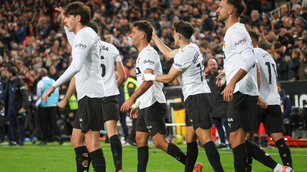 El Valencia se lleva el derbi con una chilena de Hugo Duro