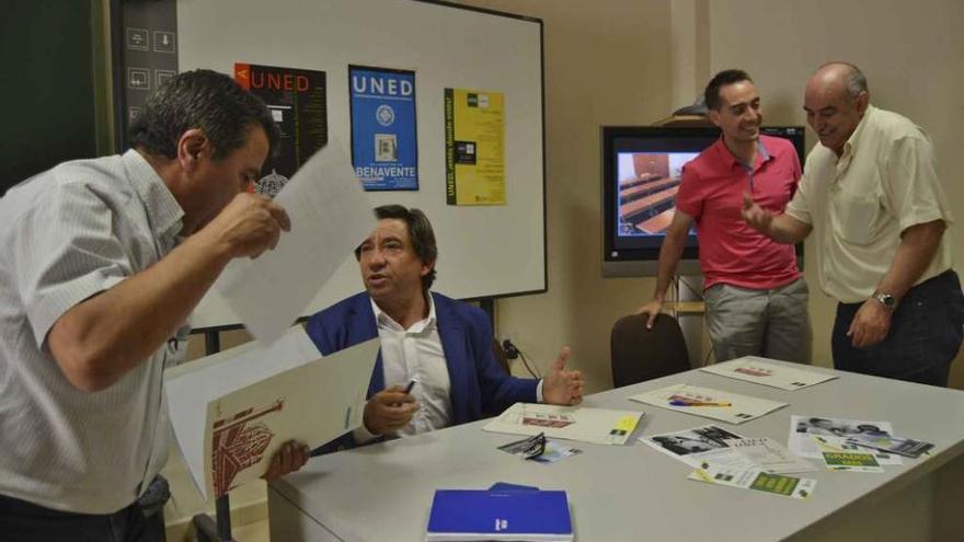 Representantes del Ayuntamiento y de la UNED, ayer tras la rueda de prensa.