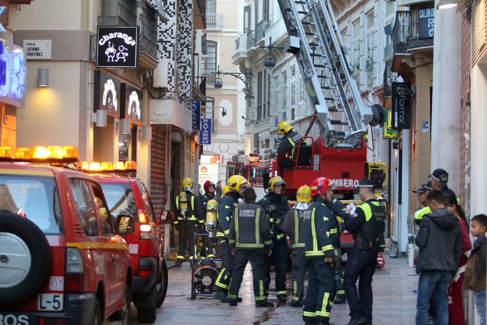 Un incendio afecta a un almacén en la calle Nueva