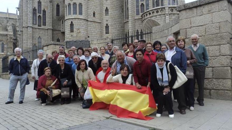 Vecinos de la comarca alistana ante el Palacio Episcopal de Astorga.