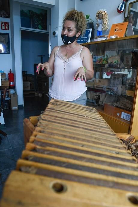 27-08-20  LAS PALMAS DE GRAN CANARIA. SCHAMANN. LAS PALMAS DE GRAN CANARIA.  Reportaje al único taller de puros artesanos que hay en la capital. El taller se llama Doble M y lo lleva Mercedes Martínez, ella es cubana y trae las hojas de tabaco desde la isla caribeña, todo lo hace a mano.  Fotos: Juan Castro.  | 27/08/2020 | Fotógrafo: Juan Carlos Castro