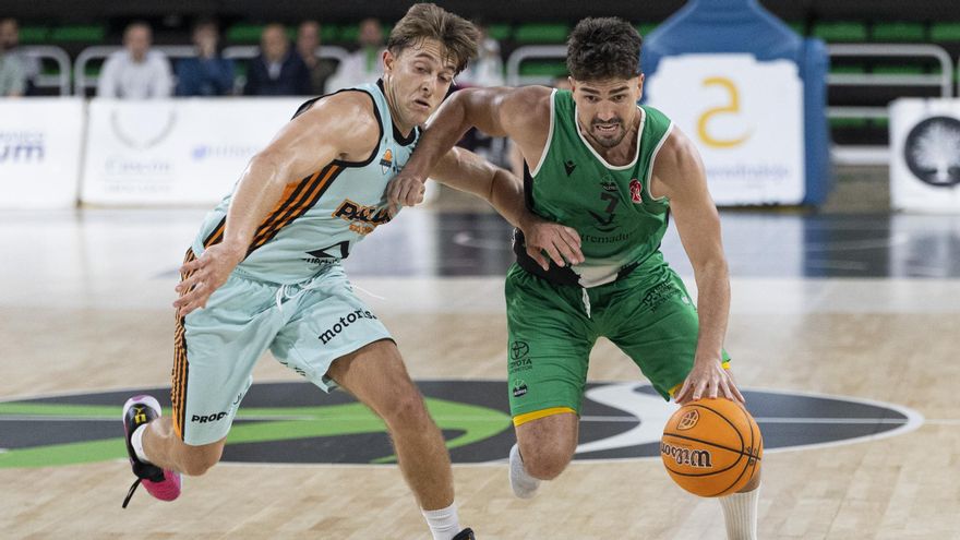 Alessandro Scariolo (Palmer) intenta frenar a Óscar Alvarado en el partido de ida de la final por el ascenso.