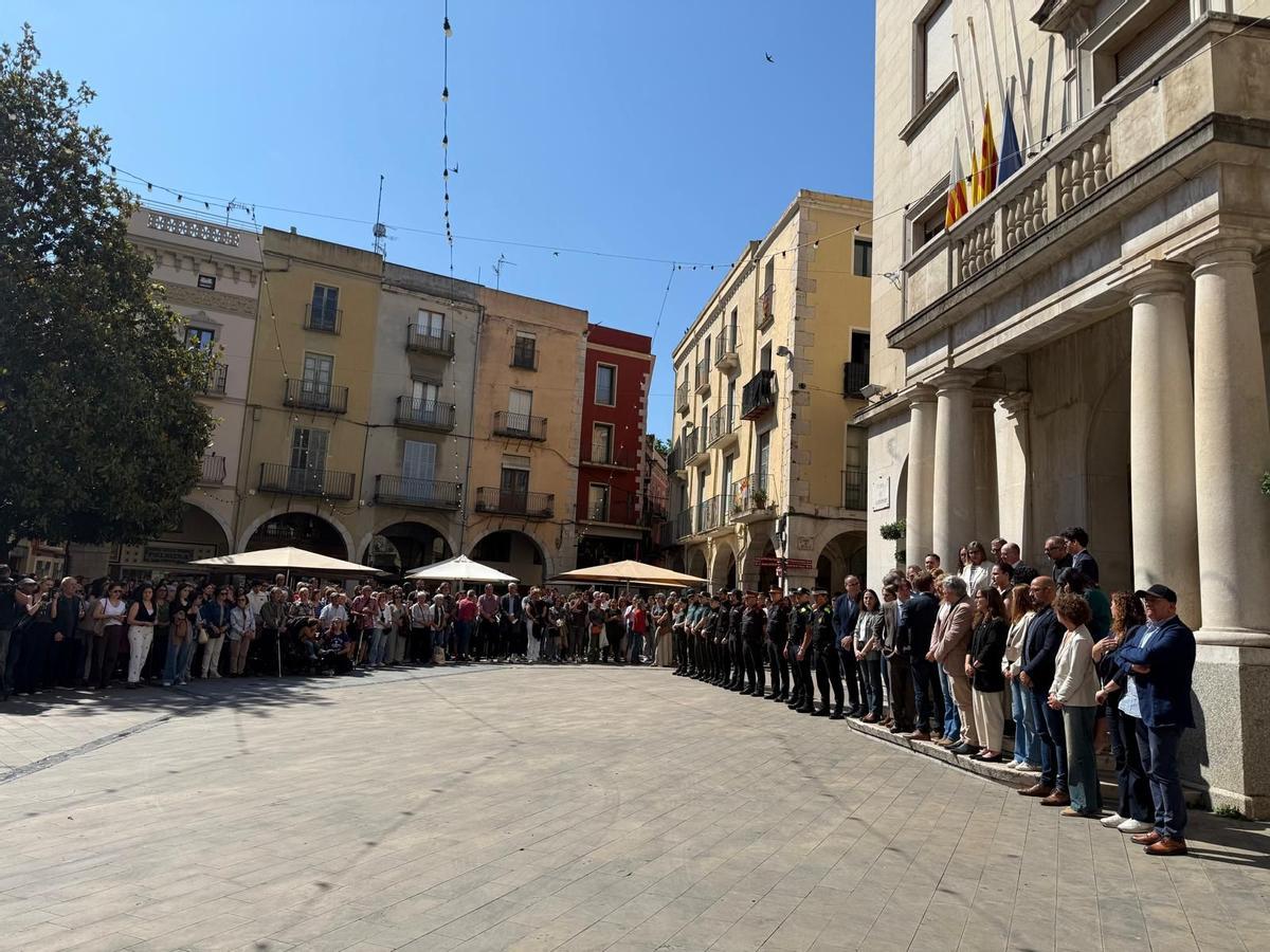 Les imatges del minut de silenci a Figueres per condemnar el crim masclista Les imatges del minut de silenci a Figueres per condemnar el crim masclista