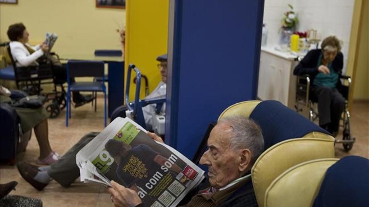 Varios ancianos pasan el rato relajadamente en el geriátrico del Bon Repòs, en Barcelona.